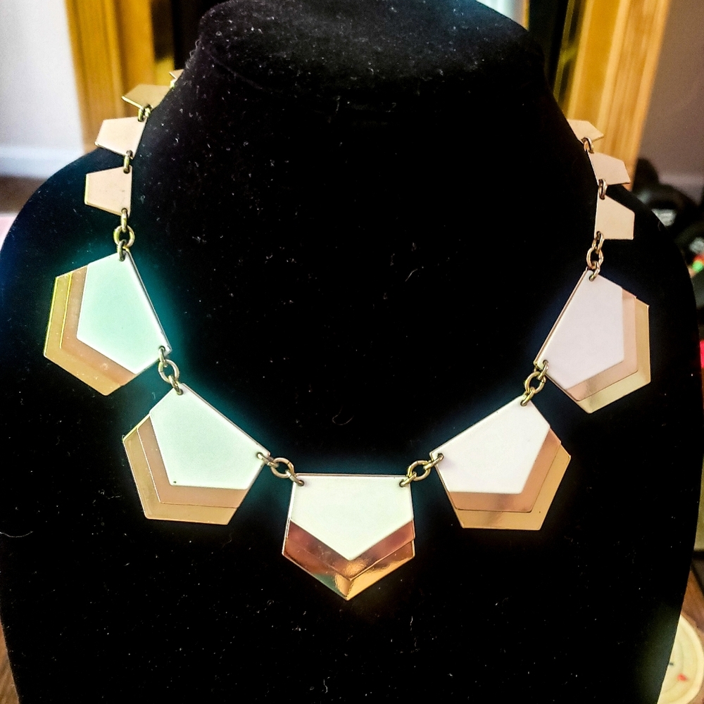 Express gold collar necklace